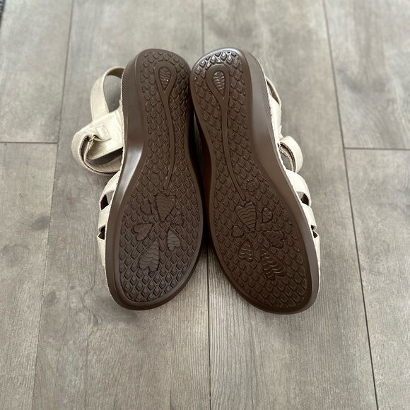 Judith REID Metallic Gold Strappy Sandals Comfort Metallic Golden sz 9 Hook Loop - Picture 4 of 16